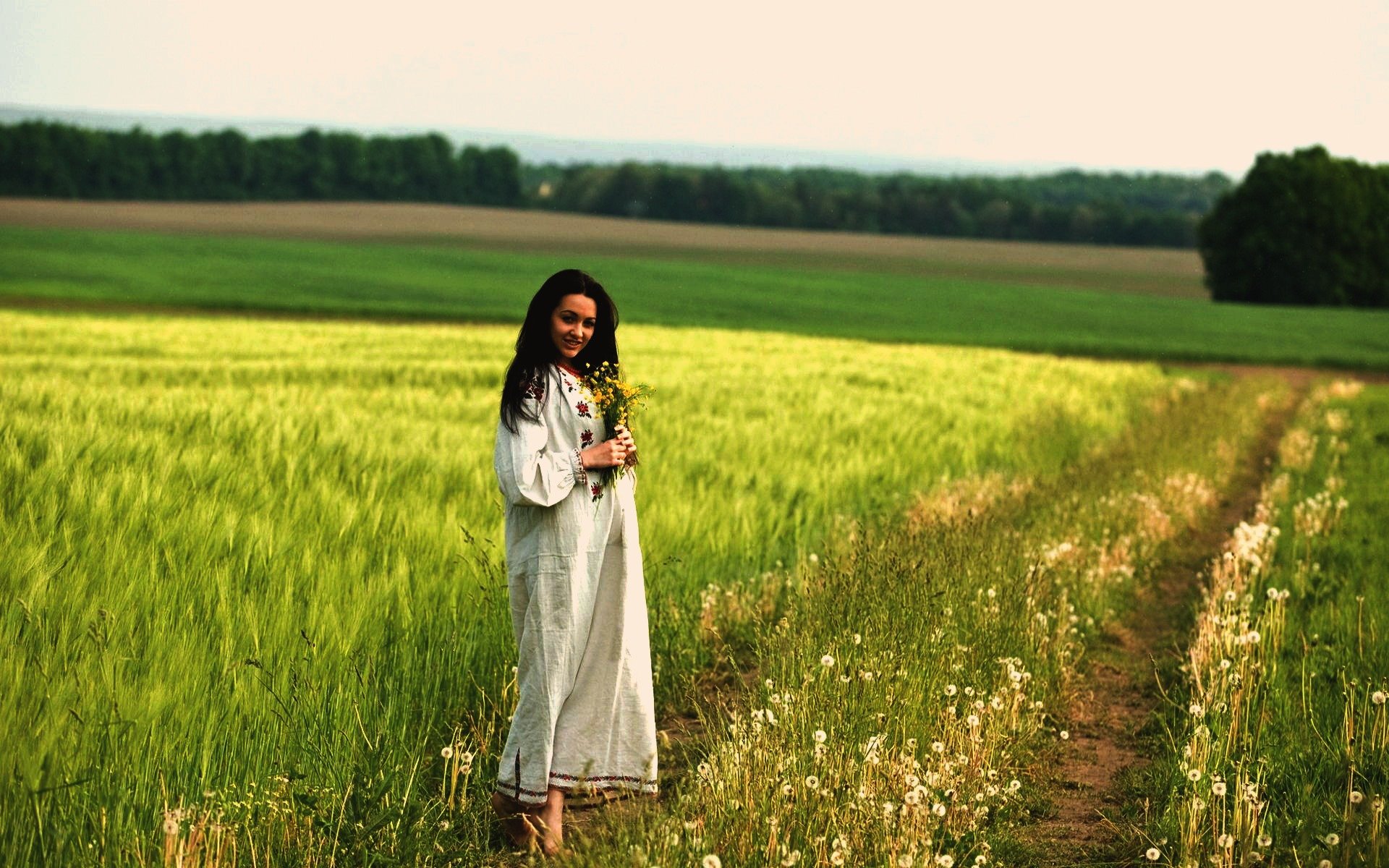 Women in Slavic costumes in Marituba