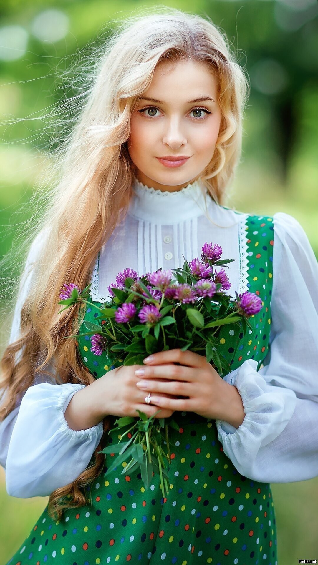 Girls in Slavic costumes in Marituba